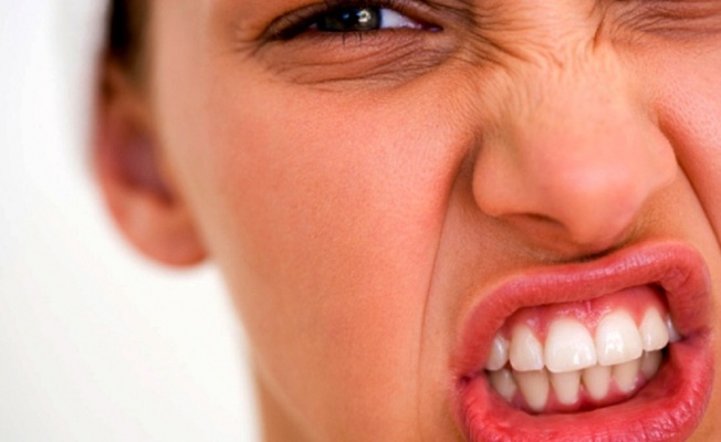 Diş sıkmak baş ağrısına neden oluyor