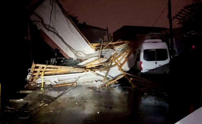 Sarıyer'de şiddetli rüzgar çatıyı uçurdu
