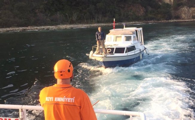 Sarıyer önlerinde sürüklenen tekne kurtarıldı