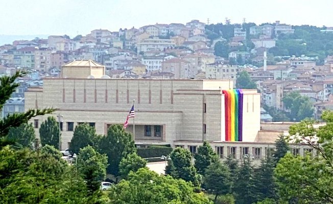 Sarıyerlilerden LGBTİ bayrağına büyük tepki