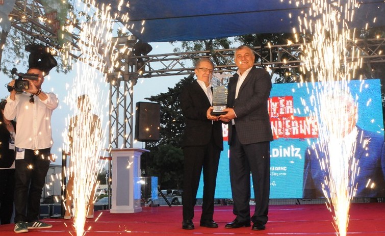 Onur ödülü Zülfü Livanali'ye